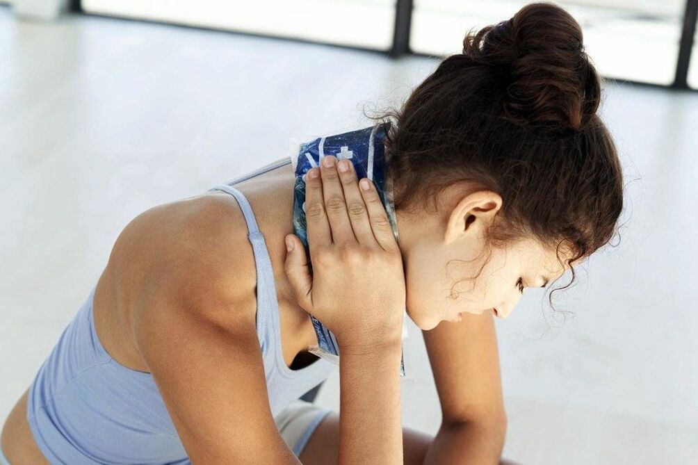 Osteokondroz semptomlarını zayıflatmak için boyunda sıkıştırın