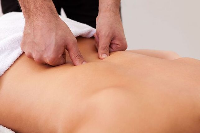 Terapötik masaj - omuz bıçakları bölgesinde sırt ağrısından kurtulma yöntemi